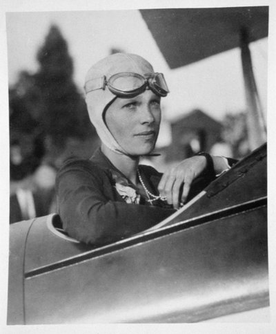 Amelia Earhart (1897-1937) in Boston trainingsvliegtuig, 1926 door American Photographer